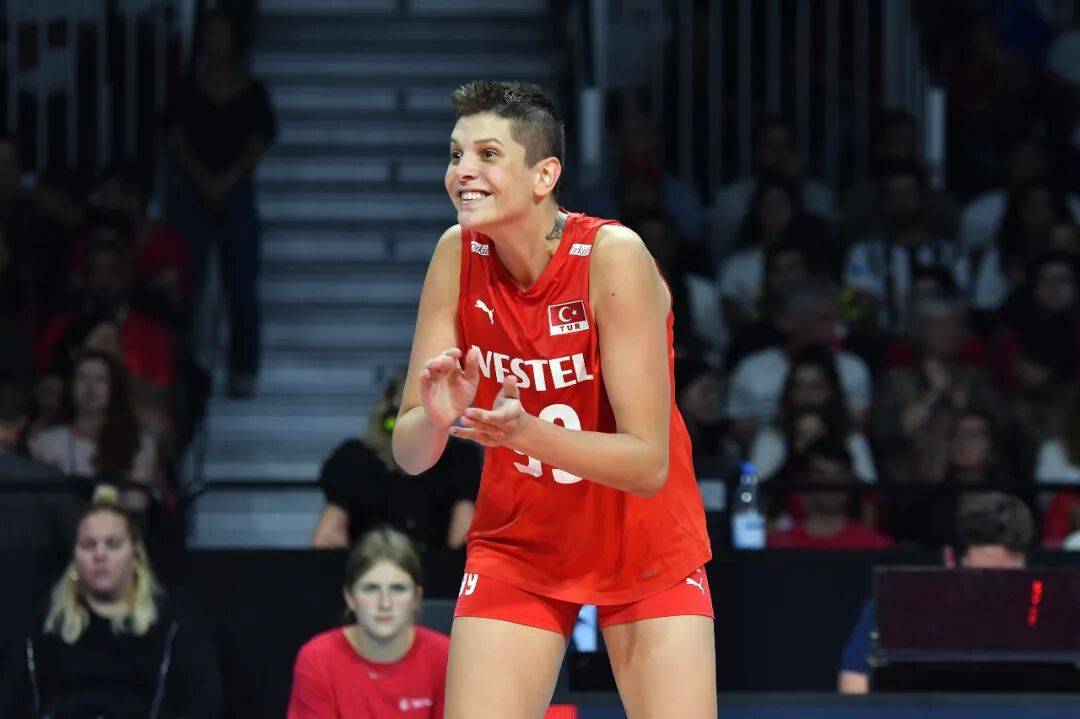 卡拉库尔特“假发球”事件 被意大利排协判违反体育道德 并出台新规